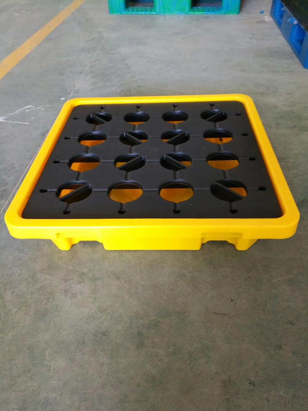 Spill containment pallet