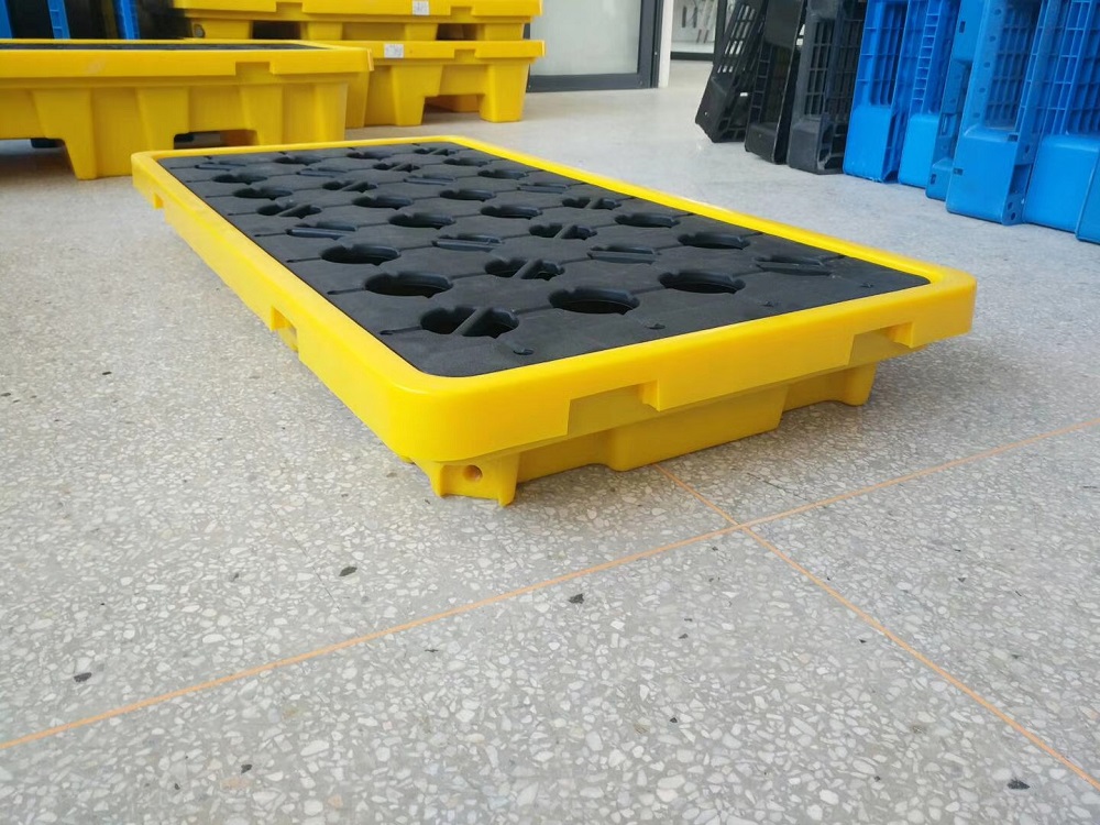 Spill containment pallet