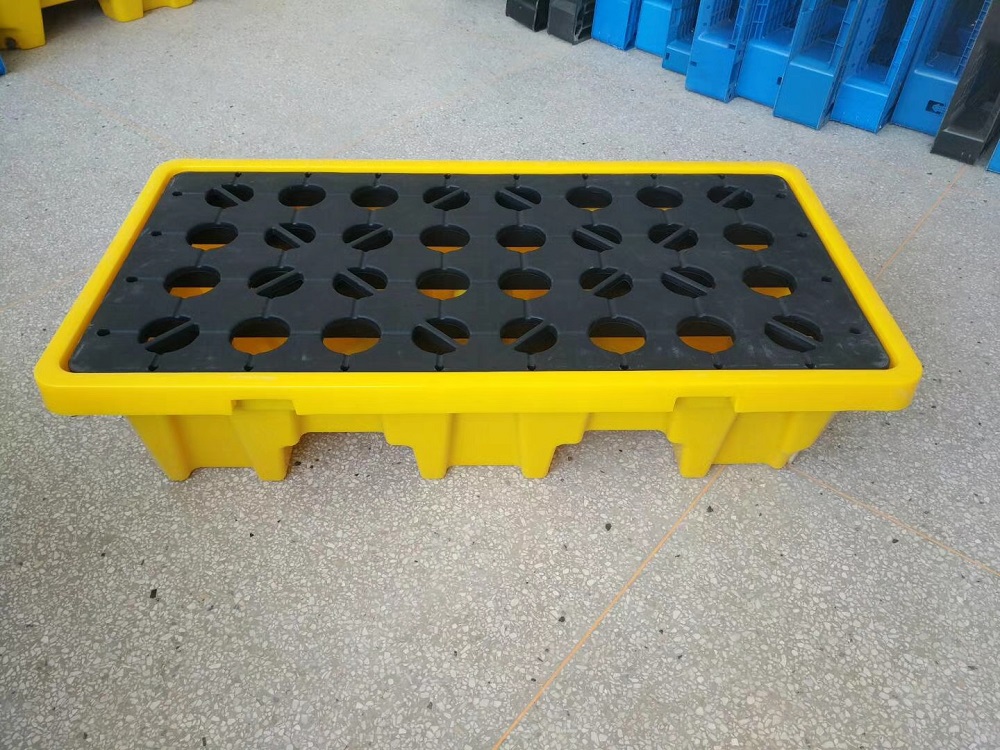 Spill containment pallet