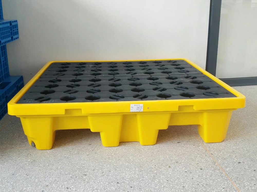 Spill containment pallet